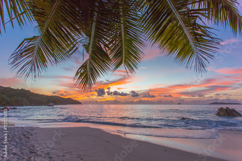 Fototapeta Naklejka Na Ścianę i Meble -  coucher de soleil sur la plage d'Anse Lazio, Praslin, Seychelles 