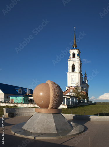 Памятник в честь основания Североуральска и Храм Петра и Павла. Североуральск.