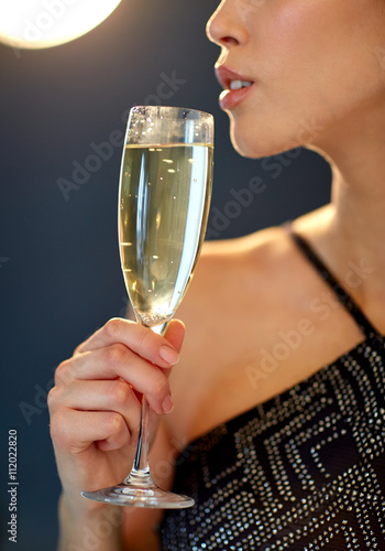 Photography close up of woman drinking champagne at party