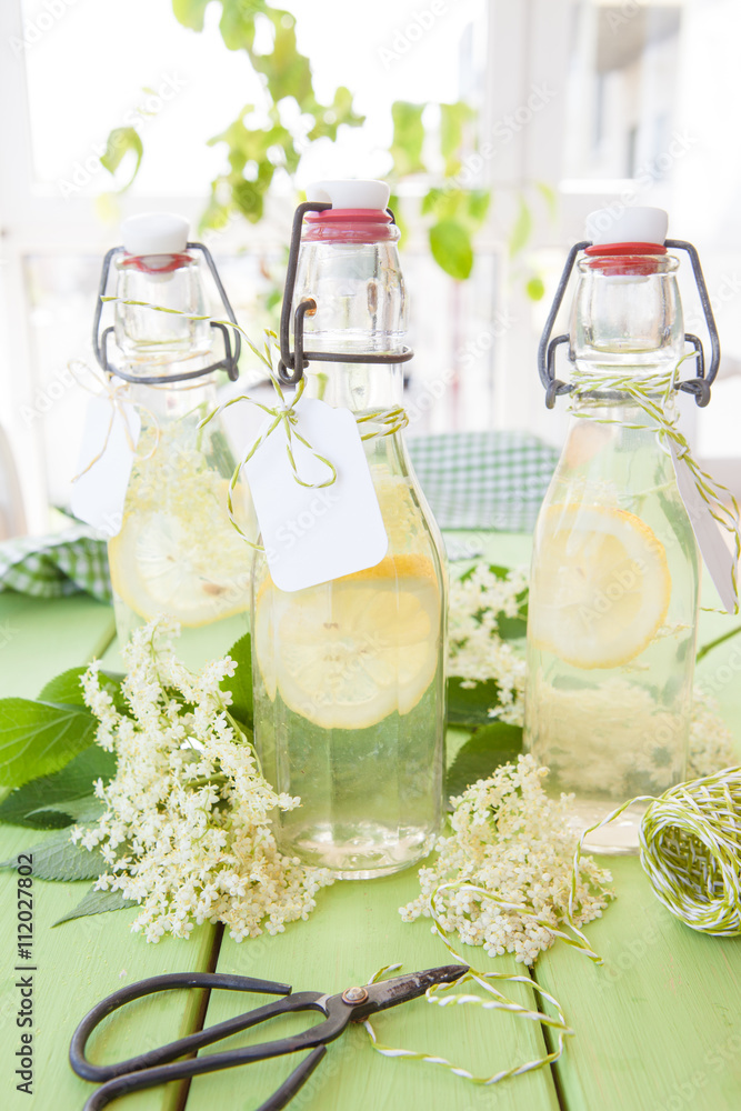 Hausgemachte Limonade mit Holunder StockFoto Adobe Stock
