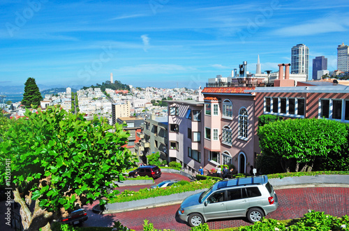 San Francisco: macchine in discesa su Lombard Street l'8 giugno 2010. Lombard Street è la strada più tortuosa del mondo, composta da 8 ripidi tornanti