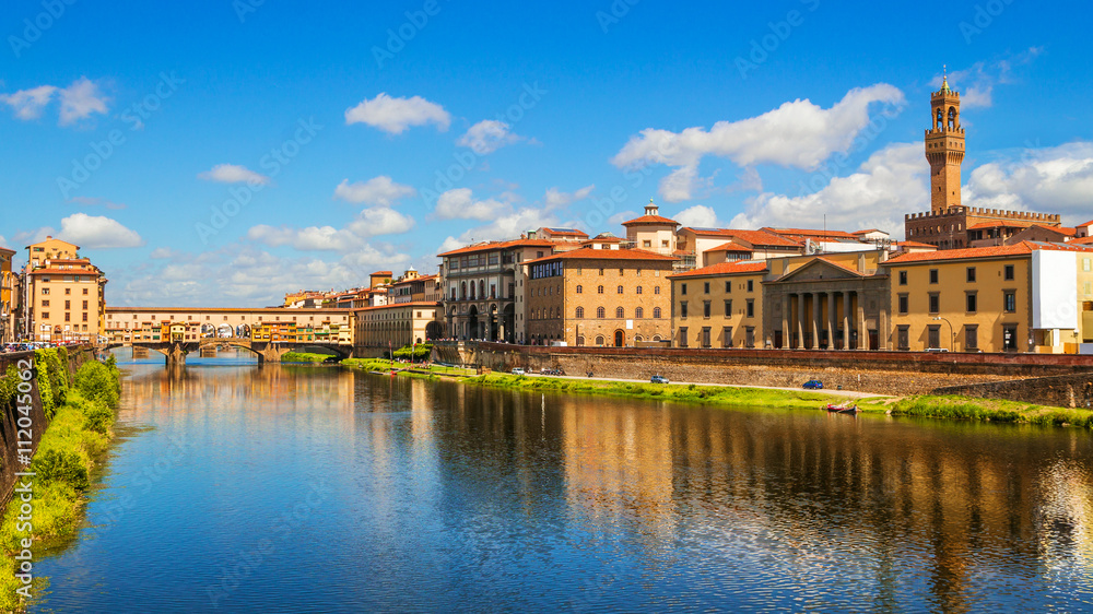 Fototapeta premium Florence, Ponte Vecchio bridge over river Arno and Palazzo Vecchio (Tuscany, Italy)