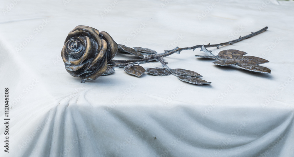 Rose aus Bronze auf weißem Marmor