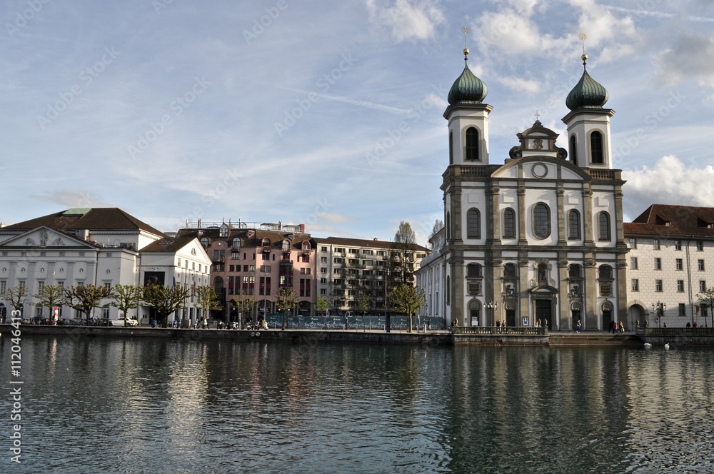 Jesuitenkirche am Fluss Reuss in Luzern - Abfluss vom Vierwaldstättersee, Schweiz, Europa