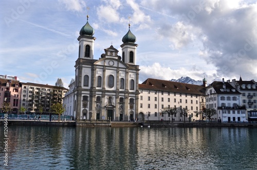 Jesuitenkirche am Fluss -Ufer der Reuss in Luzern - Abfluss vom Vierwaldstättersee, Schweiz, Europa