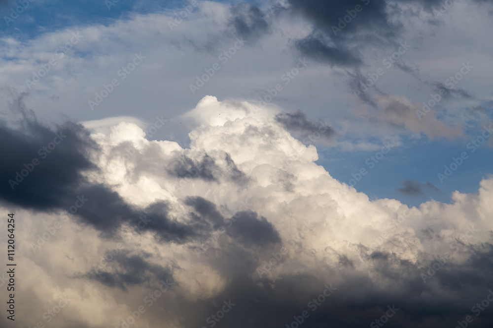Obraz premium beautiful clouds at sunset as background