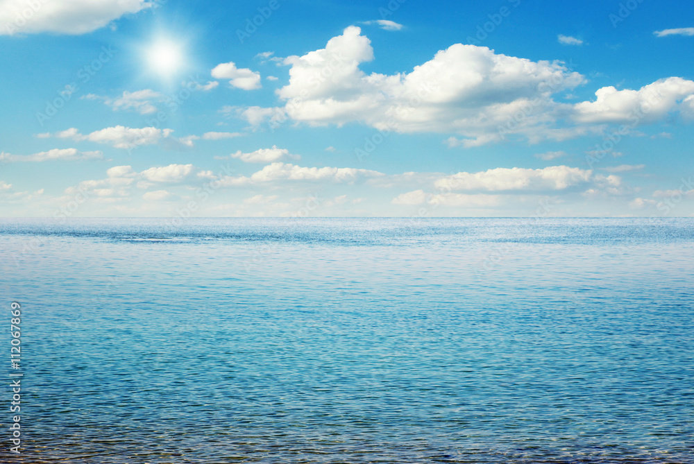 Obraz premium Beautiful sky and blue sea