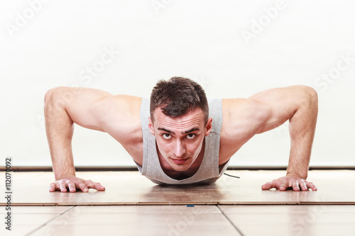 Sports man making pushups, © Voyagerix