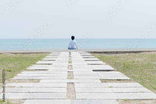 海岸に座る男性