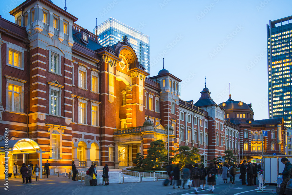 Naklejka premium Tokyo railway station beautiful building at night