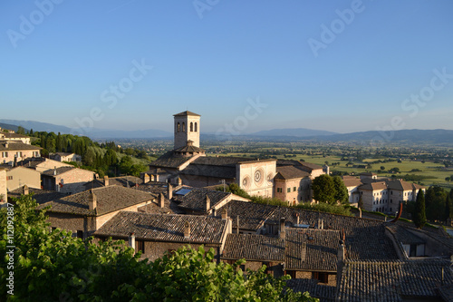 Basilika San Francesco in Assisi im Abendlicht 