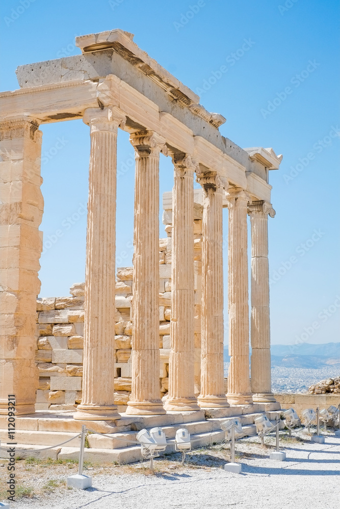 Obraz premium Famous Greek temple pillars against clear blue sky in Greece