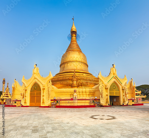 Maha Wizaya pagoda in Yangon. Myanmar.