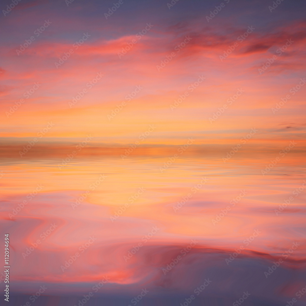 Fototapeta premium Naturalne tło kolorowe niebo i piękne odbicie wody, w czasie wschodu i zachodu słońca