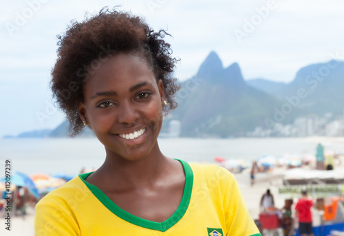 Lachende Frau in Brasilien Trikot in Rio photo