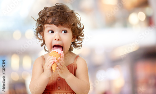 Obraz na plátně Kid eating ice cream in cafe