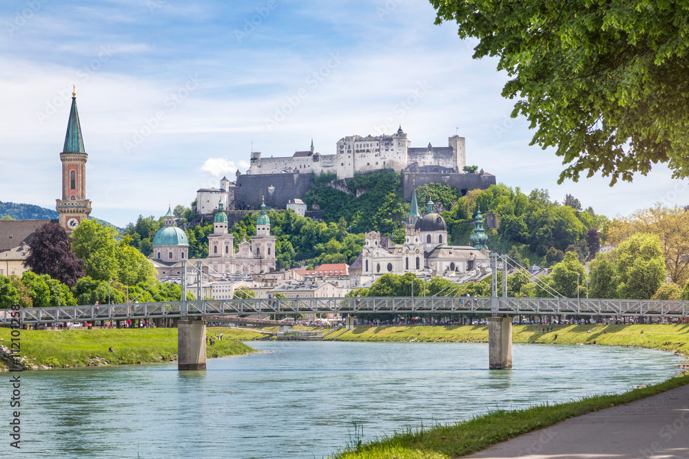 Naklejka premium Miasto Salzburg z rzeką Salzach i zamkiem Hohensalzburg, Salzburg, Austria