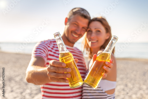 Paar am Strand bei einer Party