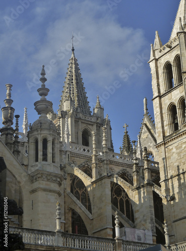  contrafuertes de la Catedral de Le  n   sede episcopal de la di  cesis de Le  n  Espa  a   Santa Mar  a de Regla  siglo XIII obra del estilo g  tico  la bella Leonesa en el Camino de Santiago.