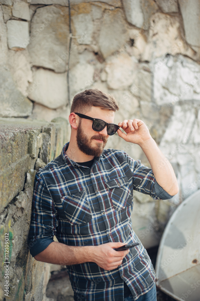 Obraz premium Man with gadget and glasses