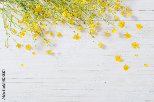 Fototapeta Naklejka Na Ścianę i Meble -  yellow flowers on wooden background