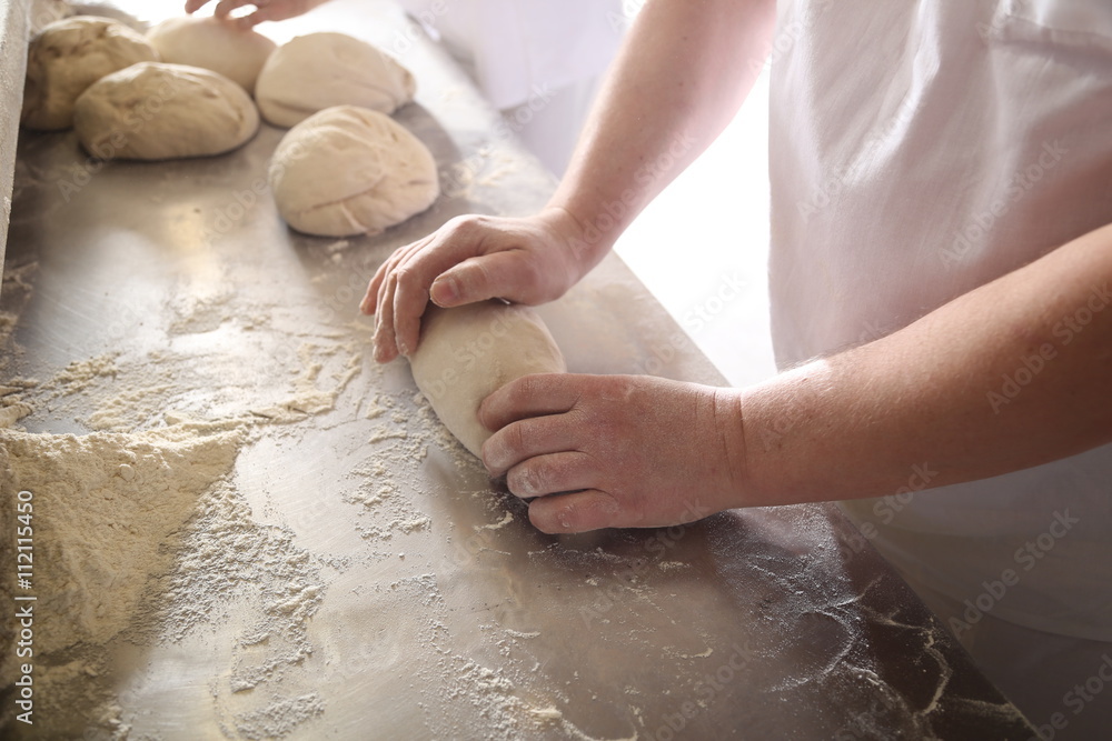 Tradycyjny wypiek chleba w piekarni  - obrazy, fototapety, plakaty 