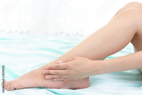 Wallpaper Mural ボディケアをする女性 Torontodigital.ca