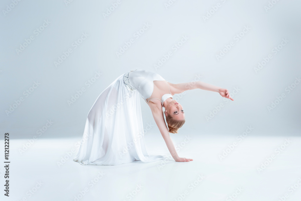 Naklejka premium young and beautiful ballet dancer