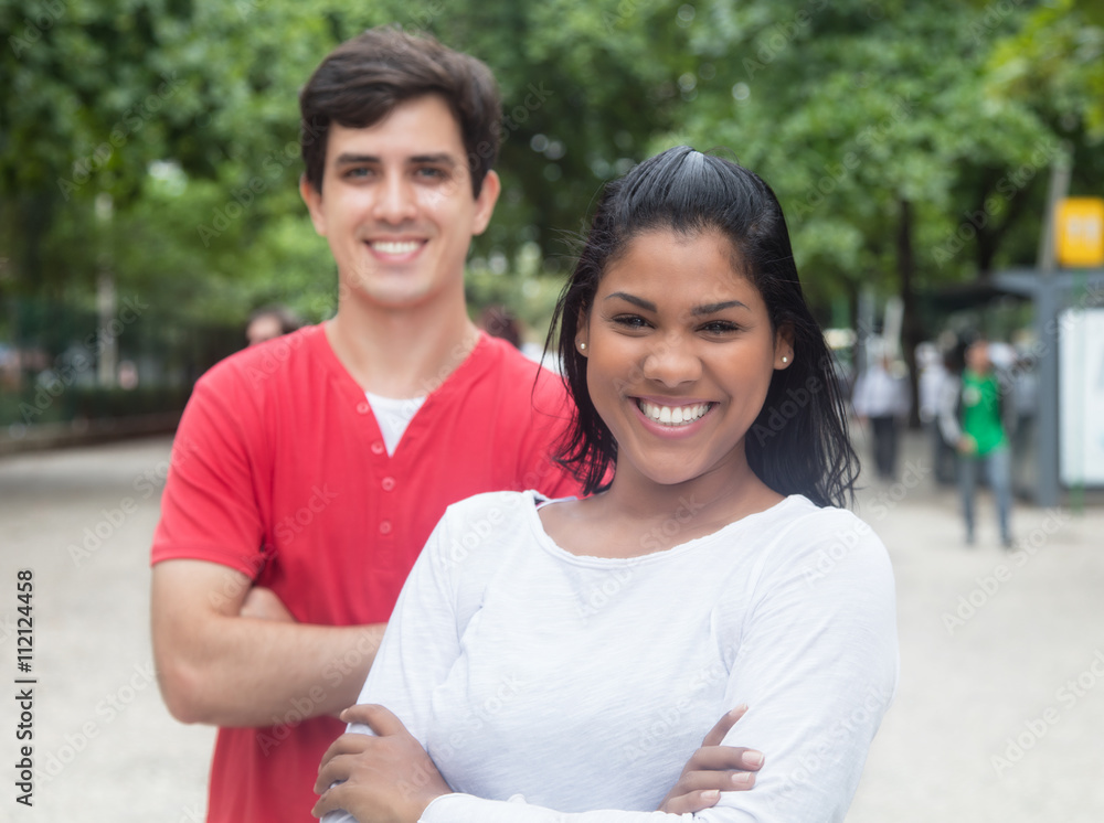 Zwei internationale Studenten mit verschränkten Armen Zwei internationale Studenten mit verschränkten Armen
