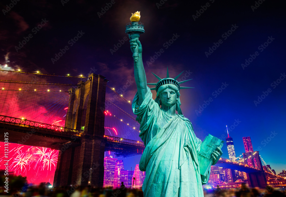 Fototapeta premium Liberty Statue Brooklyn bridge july 4th fireworks