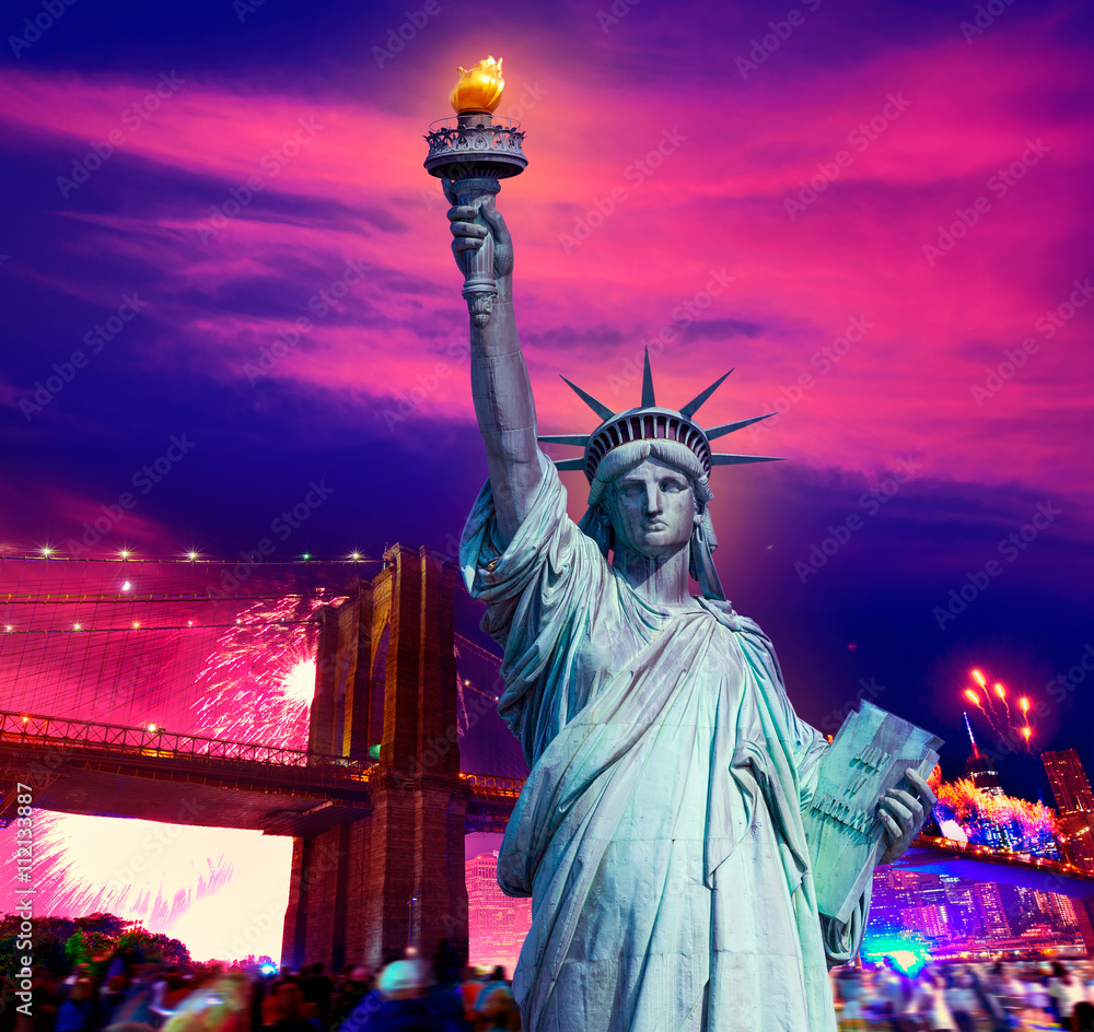 Fototapeta premium Liberty Statue Brooklyn bridge july 4th fireworks
