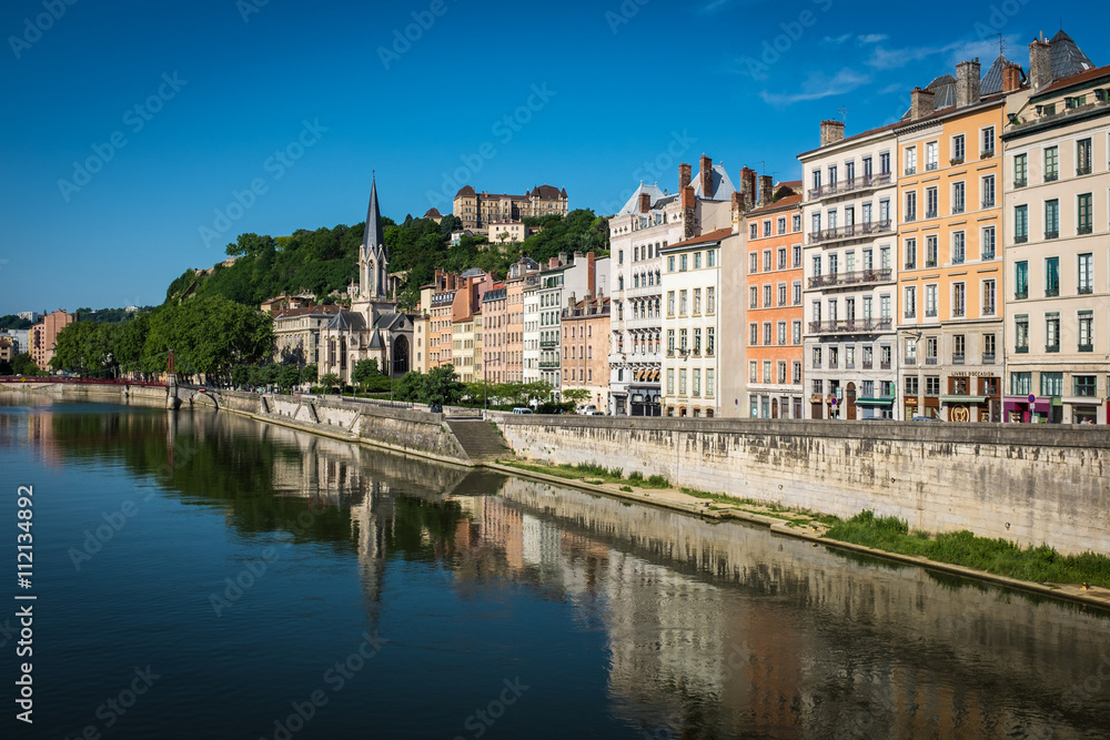Lyon : vue sur le quartier Saint Georges et les façades, l'église et la Saône