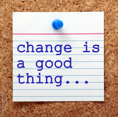 Фотография The phrase Change is a Good Thing on a note card pinned to a cork notice board a