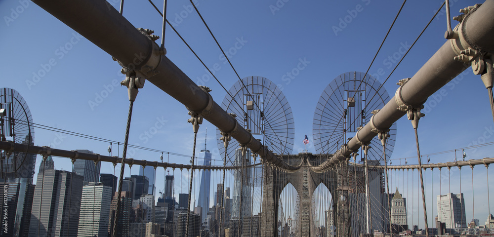 Fototapeta premium brooklyn bridge during a sunny day in new york
