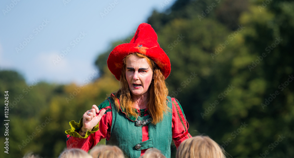 eine Märchenhexe erzählt Kindern spannende Geschichten