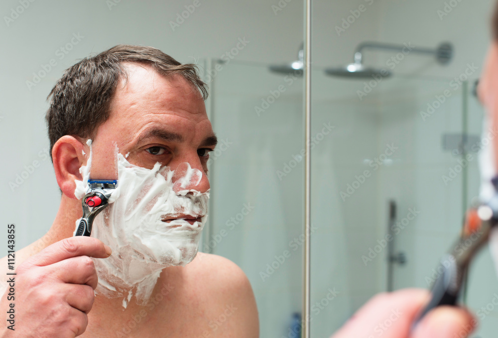 Mann rasiert sich das Gesicht
