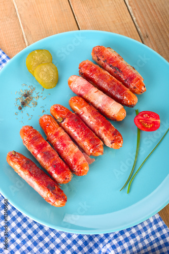 Grillwürstchen mit Speck