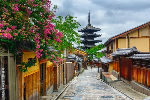 Obraz Pagoda Yasaka i ulica Sannen Zaka rano, Kioto, Japonia