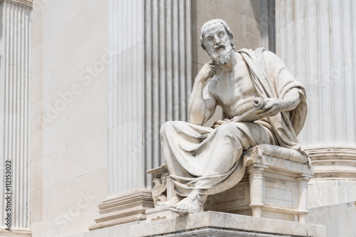 Statue des Herodot vor dem Parlament in Wien photo