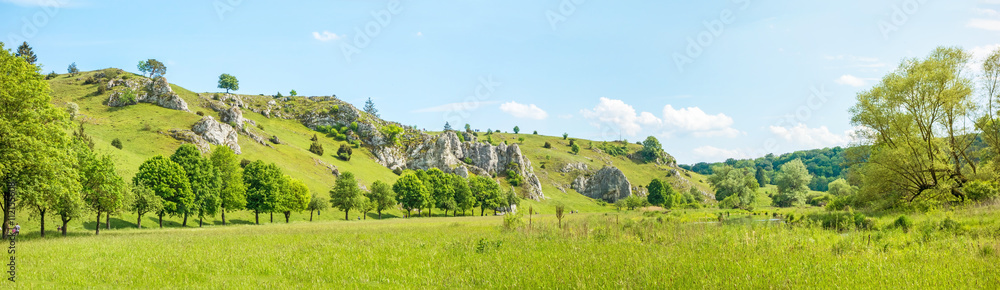 Obraz premium Valley Eselsburger Tal panorama - green meadow