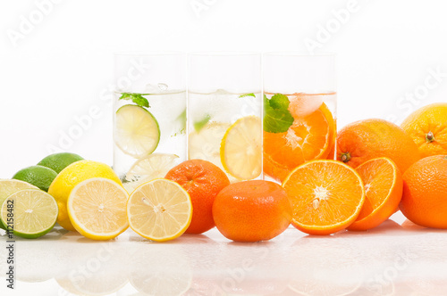Erfrischende Kaltgetränke im Sommer, gesunde Durstlöscher, mit frischen Früchten aromatisiertes Mineralwasser, kalorienarme Fitnessdrinks, viel Trinken ist gesund!, plakativ
