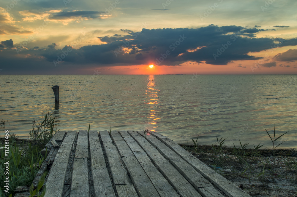 Obraz premium Sea views, wooden walkway to water