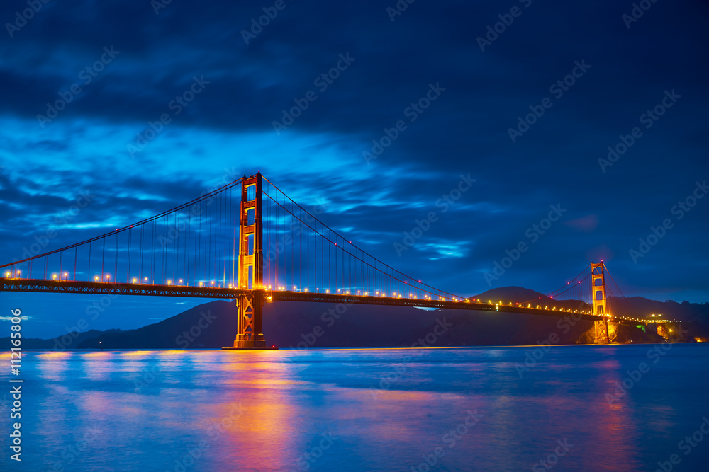 Obraz premium golden gate bridge at night lit up