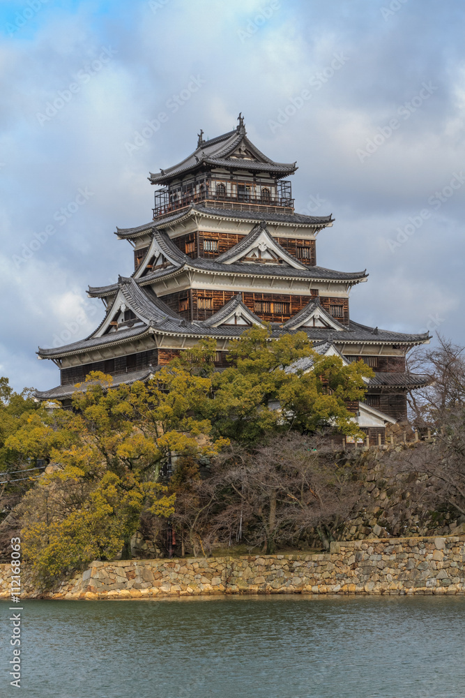 冬の広島城の天守の風景