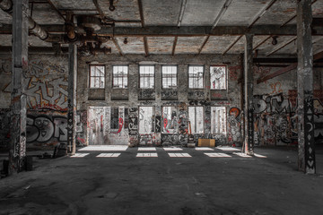 Wandcirkels Oude verlaten gebouwen Lege loft in verlaten fabriek  © hanohiki