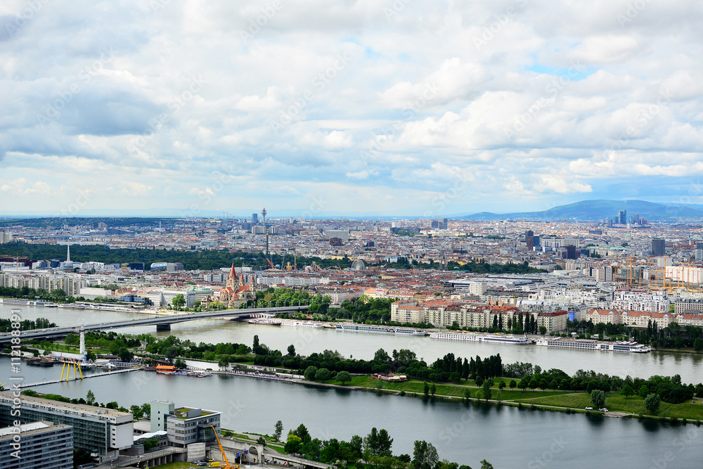 Bewölktes Wien mit Donau und Donauinsel