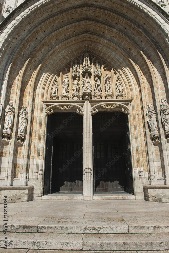 Eingangsportal der  Kirche 