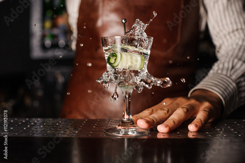 Fényképezés cucumber falling into the glass