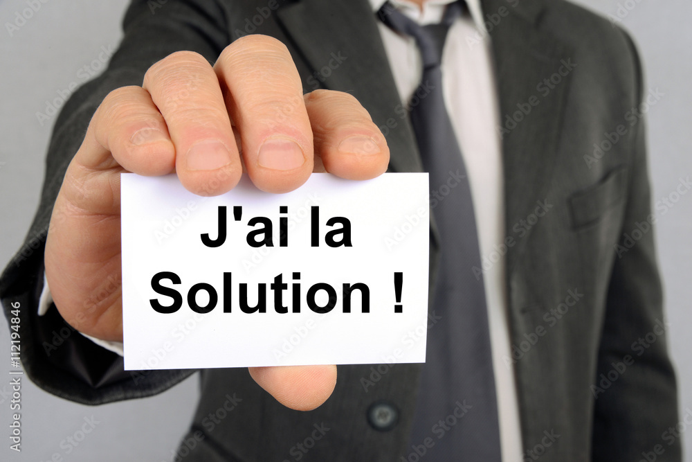 Homme tenant un carton avec écrit j'ai la solution Homme tenant un carton avec écrit j'ai la solution