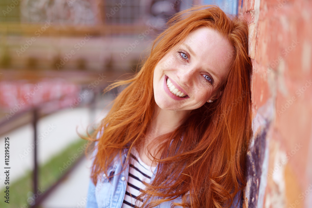 schöne frau mit blauen augen und roten haaren